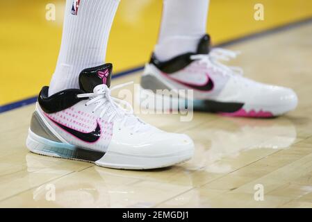 23 de febrero de 2019; Oakland, CA, EE.UU.; Vista detallada de los zapatos  Nike usados por Houston Rockets Forward PJ Tucker (17) durante el segundo  cuarto contra los Golden State Warriors en Oracle Arena. Crédito  obligatorio: Kyle Terada-USA HOY 