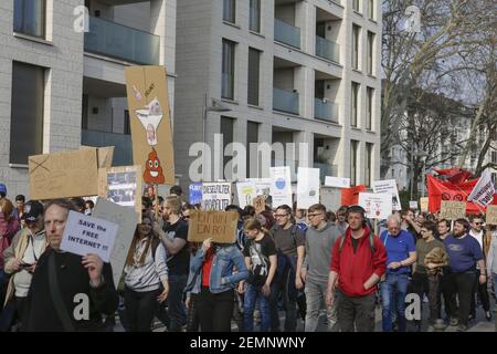 Los manifestantes marchan con señales a través de Frankfurt. Más de 15,000 manifestantes marcharon a través de Frankfurt pidiendo que Internet permaneciera libre y que no pasara a la ley la nueva Directiva de la UE sobre derechos de autor. La protesta fue parte de un amplio día de protesta en Alemania contra la directiva de la UE. (Foto de Michael Debets / Pacific Press/Sipa USA)