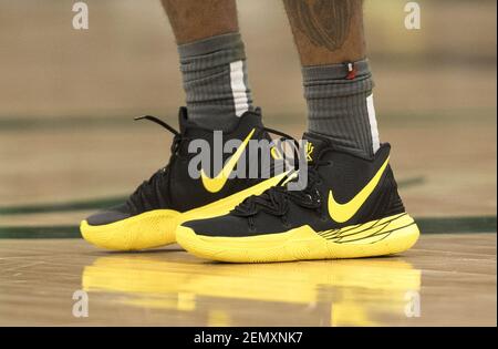 28 de abril de 2019; Milwaukee, WI, EE.UU.; Los Celtics de Boston guardan a Kyrie  Irving (11) zapatos durante el juego una de las segundas rondas de los  Playoffs de la NBA de 2019 contra los Milwaukee Bucks en el Foro Fiserv.  Crédito obligatorio: Jeff 