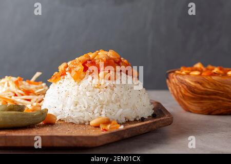 Guiso de frijoles sobre pilaf de arroz conocido como Pilav ustu kuru La fasulye es un plato popular en Turquía, donde los frijoles haricot guisado con especias y salsa de tomate es trans