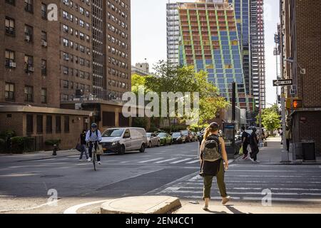 El complejo NYCHA Fulton Houses de apartamentos en Chelsea en Nueva York visto con desarrollo de lujo detrás de él el lunes, 3 de junio de 2019. (Foto de Richard B. Levine)
