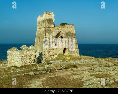 Ruinas de una de las torres de vigilancia en el mar en el Gargano. Peschici, provincia de Foggia, Puglia, Italia, Europa Foto de stock