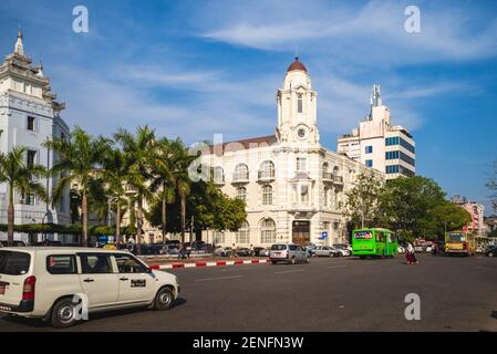 8 de febrero de 2016: Sede del Ayeyarwady Bank en Yangon, Birmania Myanmar, situada en el antiguo edificio Rowe and Co, que fue construido en 1910 y onc Foto de stock