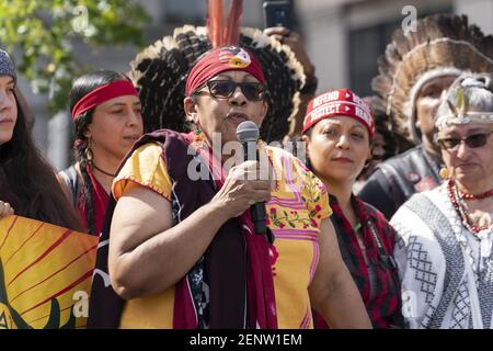 Indígenas de Brasil y Puerto Rico en el escenario durante el mitin de la huelga climática de Nueva York y la manifestación en Foley Square. (Foto de Ron Adar / SOPA Images/Sipa USA)