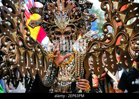 Un artista utiliza ropa tradicional javanesa durante el Carnaval de la  exposición de Moda Jogja en Yogyakarta, Indonesia, 3 de noviembre de 2019.  (Foto de Devi Rahman/INA Photo Agency/Sipa USA Fotografía de