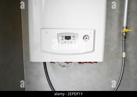 Caldera de gas blanca y moderna montada en una pared gris de una cocina.  Calentador de agua. Calefacción de agua, ecología Fotografía de stock -  Alamy