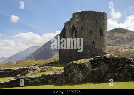 Doldabarn Castillo en Llanberis, Snowdonia, en una tarde de primavera. Foto de stock