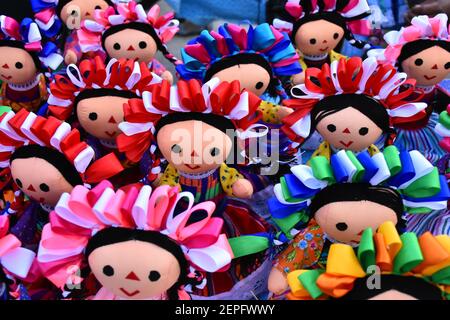 Una muñeca Otomi vista durante la feria de muñecas Otomi, para ...