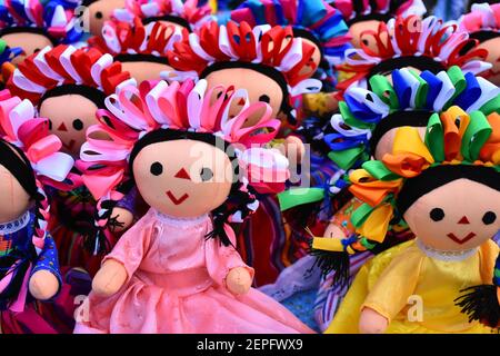 Una muñeca Otomi vista durante la feria de muñecas Otomi, para ...