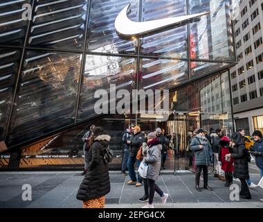 Los compradores y los visitantes de fuera de la "Casa de la innovación de Nike" flagship store en la Quinta Avenida de Nueva York el jueves, de diciembre de 2019. Nike