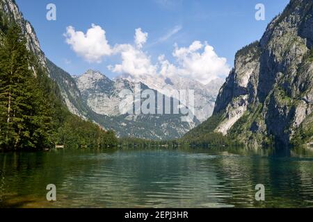 Lago Obersee, un pintoresco lago de montaña en los Alpes Berchtesgaden, Baviera, Alemania Foto de stock