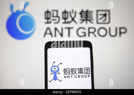 En esta ilustración de la foto se ve un logo de Ant Group de antes conocido como Ant Financial and Alipay, una compañía filial del grupo chino Alibaba, en un smartphone y una pantalla de pc. Foto de stock