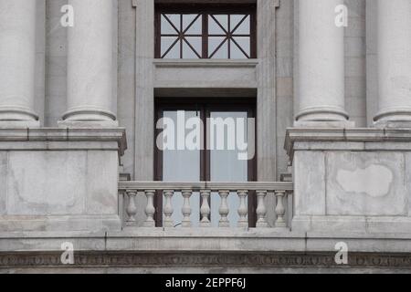 Harrisburg, Estados Unidos. 27 de febrero de 2021. El balcón fuera de la oficina del Vicegobernador de Pensilvania John Fetterman.alrededor de 40 personas se reunieron en los escalones del Capitolio del Estado de Pensilvania para la manifestación de la "1ª Enmienda--los conservadores son censurados". Crédito: SOPA Images Limited/Alamy Live News Foto de stock