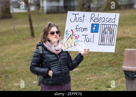 Harrisburg, Estados Unidos. 27 de febrero de 2021. Un manifestante sostiene un cartel expresando su opinión en el Capitolio del Estado de Pensilvania.alrededor de 40 personas se reunieron en los pasos del Capitolio del Estado de Pensilvania para la manifestación de la "1ª Enmienda--los conservadores son censurados". Crédito: SOPA Images Limited/Alamy Live News Foto de stock