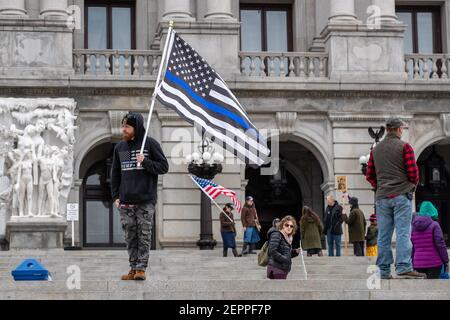 Harrisburg, Estados Unidos. 27 de febrero de 2021. Un manifestante tiene una bandera azul de la materia de las vidas en frente del capitolio del estado de Pennsylvania.alrededor de 40 personas se reunieron en los pasos del capitolio del estado de Pennsylvania para el rally de la "primera enmienda--conservadores que son censurados". Crédito: SOPA Images Limited/Alamy Live News Foto de stock