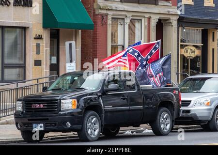 Harrisburg, Estados Unidos. 27 de febrero de 2021. Un camión de recogida con varias banderas aparcadas al otro lado de la calle desde el Capitolio del Estado de Pensilvania.alrededor de 40 personas se reunieron en los escalones del Capitolio del Estado de Pensilvania para la manifestación de la "primera Enmienda--los conservadores siendo censurados". Crédito: SOPA Images Limited/Alamy Live News Foto de stock