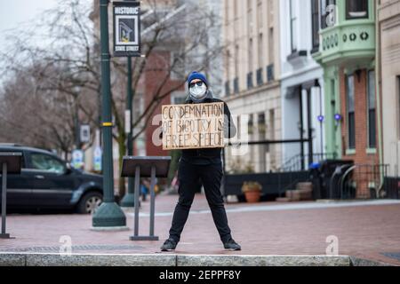 Harrisburg, Estados Unidos. 27 de febrero de 2021. Un contraprotestor sostiene un cartel expresando su opinión al otro lado de la calle del Capitolio del Estado de Pensilvania.alrededor de 40 personas se reunieron en los escalones del Capitolio del Estado de Pensilvania para la manifestación de la "1ª Enmienda--conservadores que son censurados". Crédito: SOPA Images Limited/Alamy Live News Foto de stock