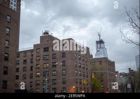 El desarrollo masivo de Hudson Yards se cierne sobre el complejo de apartamentos NYCHA Fulton Houses en Chelsea en Nueva York el martes, 24 de abril de 2018. (Foto de Richard B. Levine)