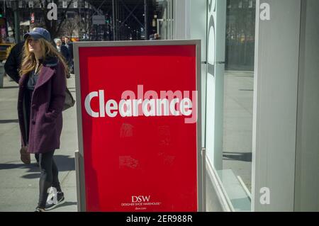 Un cartel fuera de una zapatería DSW en Herald Square en Nueva York el  sábado, 24 de marzo de 2018 anuncia su venta de liquidación de inventario.  (Foto de Richard B. Levine