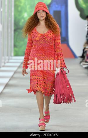 Sabina Karlsson camina en la pista durante la Feria de Moda