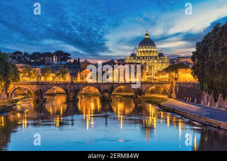 Roma Vaticano Italia, puesta del sol en el horizonte de la ciudad en la Basílica de San Pedro y el río Tíber Foto de stock