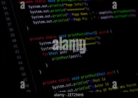 Pantalla del desarrollador con código de programación del sitio web en color, web Foto de stock