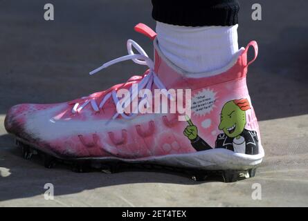 2 de diciembre de 2018; Oakland, CA, EE.UU.; Los tacos personalizados de  Oakland Raiders defensive End Shilique Calhoun (91) ) como parte de la  campaña #mycausemycleats durante el juego contra los Jefes de Kansas City  en Oakland-Alameda 