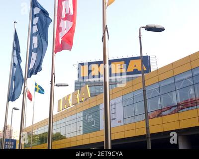 --FILE--vista exterior de una tienda IKEA en Shanghai, China, 18 de abril de 2018. Anna Pawlak-Kuliga, presidenta de IKEA China, anuncia varias decisiones influyentes para el próximo año durante una conferencia de prensa bajo el nombre de 'Future Plau' en Beijing, China, 22 de agosto de 2019. No solo se invertirán más de 10 mil millones de yuanes en el mercado chino para atraer más talentos y crear más tiendas IKEA, sino que también se emplearán más cambios que se atienen al mercado chino. Por ejemplo, IKEA abrirá una pequeña tienda de 8500 metros cuadrados, en comparación con las de más de 30,000 metros cuadrados, en Shanghai befor