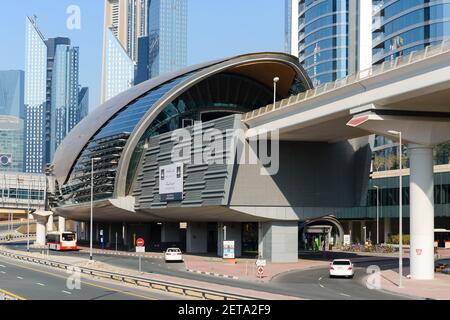 Dubai Burj Khalifa y Dubai Mall Metro Station vista exterior. Estación de tren de RTA Dubai Red Line. Transporte público en Emiratos Árabes Unidos. Foto de stock