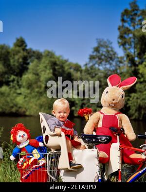 Bebé menor de 1 año, niña con juguete tierno Fotografía de stock - Alamy