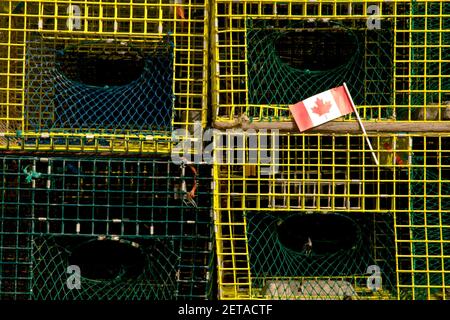 Bandera canadiense y trampas de langosta, Isla Grand Manan, Nuevo Brunswick, Canadá Foto de stock