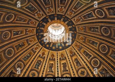 Basílica de San Pedro, vista de la cúpula desde el interior, Ciudad del Vaticano, Roma Foto de stock