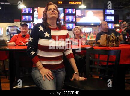 De Enero De 17 Corpus Christi Tx Ee Uu Los Manifestantes Anti Trump Cantan Mientras Mantienen Senales Durante Una Manifestacion En Las Afueras Del Tribunal Federal Credito Obligatorio Courtney Sacco Corpus Christi Caller Times Via