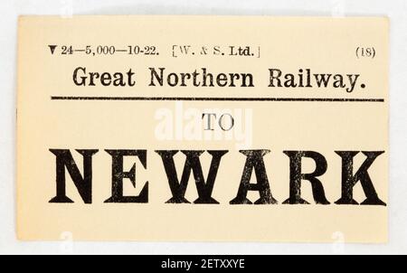 Antigua GNR Ferrocarril papel impreso etiqueta de equipaje a Newark Foto de stock