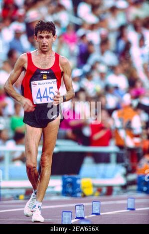 Daniel Plaza (ESP) gana la medalla de oro en la caminata de 20 kilómetros para hombres en los Juegos Olímpicos de Verano de 1992. Foto de stock