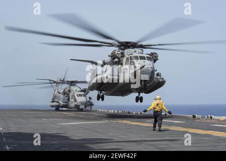 Aviación de la Marina de EE.UU. El compañero de Boatswain (manipulación) Martin Salinas señala al piloto de un CH-53S Super Stallion, asignado a la Unidad Expedicionaria Marina 13th, para despegar de la cubierta de vuelo del buque de asalto anfibio USS Boxer (LHD 4) en el Golfo de Adén, 31 de mayo de 2016. El Boxer es el buque insignia del Grupo Boxer Amphibious Ready y, con la Unidad Expedicionaria Marina embarcada 13th, se despliega en apoyo de las operaciones de seguridad marítima y los esfuerzos de cooperación en seguridad de teatro en el área de operaciones de la flota 5th de EE.UU. (Foto de Especialista en Comunicación de masas 2nd clase Debra Daco/U. S. Marina)