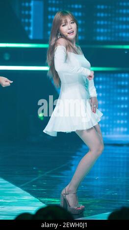 La cantante surcoreana Hyuna actúa en el escenario durante el programa de  música MBC TV K-