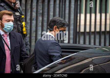 Rishi Sunak, Canciller británico del Tesoro, fuera del número 11 Downing Street antes de presentar el presupuesto en el Parlamento.