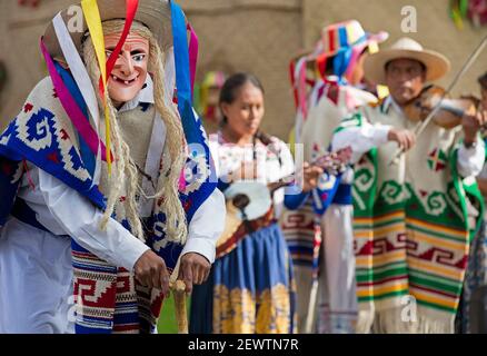 Músicos mexicanos y hombre con máscara Danzante para la Danza de los Viejitos, danza tradicional folklórica en la ciudad de Pátzcuaro, Michoacán, México Foto de stock