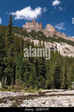 West Fork del Río Cimarron a mediados del verano. Las formaciones rocosas Pinnacle en Cimarron Ridge se suman a la belleza de este valle del suroeste de Colorado.