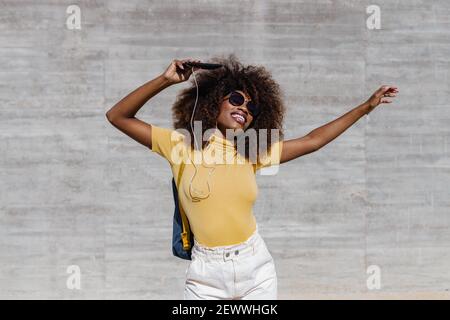 mujer negra escuchando musica