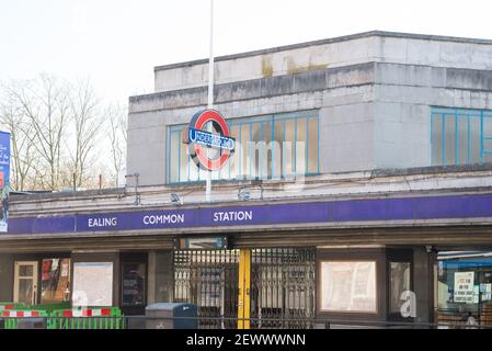 Ealing Common Underground Tube Station Arquitectura Art Deco por Charles Holden