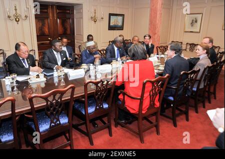 El Secretario de Estado Adjunto Antony "Tony" Blinken y la Secretaria de Estado Auxiliar de Asuntos africanos Linda Thomas-Greenfield se reúnen con el Ministro de Relaciones Exteriores del Chad, Moussa Faki, el Ministro de Relaciones Exteriores del Camerún, Pierre Moukoko Mbonjo, el Ministro de Relaciones Exteriores de Nigeria, Aminu Wali, Y el ministro de Asuntos Exteriores de Nigerien, Mohamed Bazoum, en el Departamento de Estado de los Estados Unidos en Washington, D.C., el 19 de febrero de 2015. La reunión tuvo lugar al margen de la Cumbre de la Casa Blanca para combatir el extremismo violento. (Foto por Departamento de Estado) *** por favor use crédito del campo de crédito ***