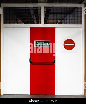 Puerta roja emergencey en un museo Foto de stock