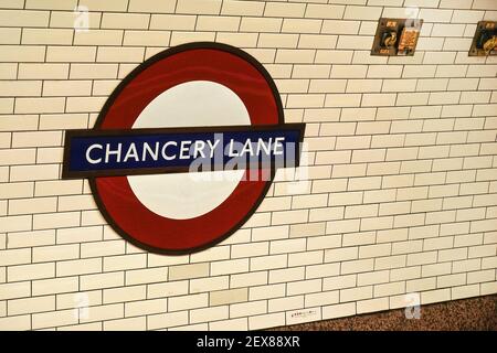 Londres, Reino Unido - 01 de febrero de 2019: Señal de la estación de metro Chancery Lane en la pared de la parada de metro. Diseño tradicional rojo, blanco y azul llamado Foto de stock