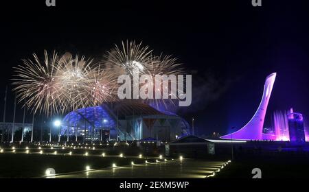Los fuegos artificiales explotan sobre el Estadio Olímpico de Fisht, a la izquierda, durante la ceremonia de clausura de los Juegos Olímpicos de Invierno en Sochi, Rusia, domingo, febrero de 23, 2014. (Foto de Nhat V. Meyer/San José Mercury News/MCT/Sipa USA)