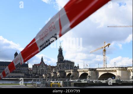 Dresde, Alemania. 05th de marzo de 2021. Una cinta de barrera cuelga frente al puente de Augusto y la Iglesia de la Corte Católica. Crédito: Sebastian Kahnert/dpa-Zentralbild/dpa/Alamy Live News Foto de stock