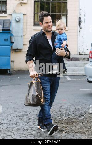 Mike Comrie y su Louis Vuitton Neverfull GM Tote Bag