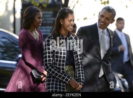 El presidente ESTADOUNIDENSE Barack Obama habla con su hija Malia Obama (L) mientras caminan desde la Iglesia de San Juan hasta la Casa Blanca después del servicio en Washington, DC, EE.UU., 27 de octubre de 2013. (Foto de Pool/Sipa USA)