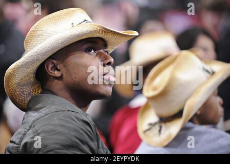 07 2012 - Nueva York - espectadores con sombreros de vaquero en el Torneo Ford Tough Professional Bull Riding (PBR) construido en Madison Square Garden el 7 de enero de 2012